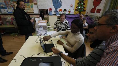 Mesa electoral en el colegio Menendez Pelayo del centro de Madrid en 2016.