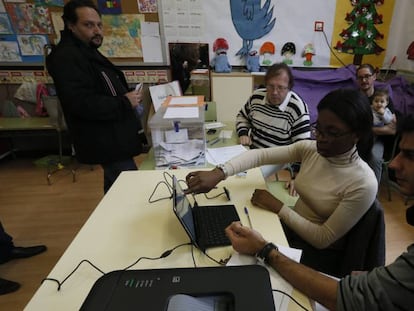 Mesa electoral en el colegio Menendez Pelayo del centro de Madrid en 2016. 