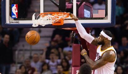 LeBron James de los Cleveland Cavaliers hace un mate ante los Memphis Grizzlies.