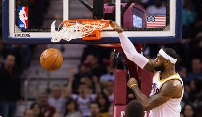 LeBron James de los Cleveland Cavaliers hace un mate ante los Memphis Grizzlies. 