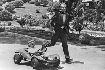 El príncipe Juan Carlos juega con su hijo Felipe, que conduce un kart, en los jardines del Palacio de la Zarzuela en Madrid. Pocas semanas más tarde, tras la muerte de Franco, será coronado rey de España.