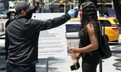 Toma de temperatura a una mujer, en las calles de Nueva York.