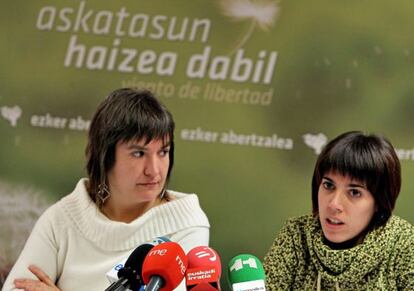 Maribi Ugarteburu, a la izquierda, junto a la representante de la nueva organización juvenil independentista, Irati Senra.