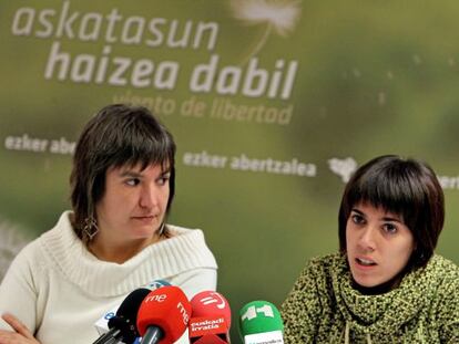 Maribi Ugarteburu, a la izquierda, junto a la representante de la nueva organización juvenil independentista, Irati Senra.