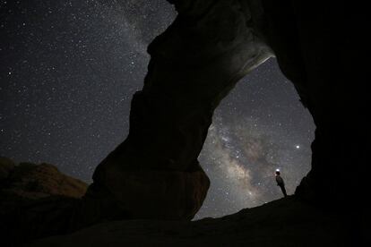 Un hombre observa las estrellas desde la zona de Al-Kharza de Wadi Rum, en el sur de Amman (Jordania).