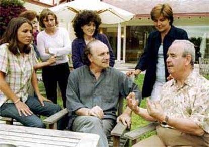 Amancio Prada, en el centro, y Alfredo Arrebola, a la derecha, rodeados de alumnos del curso de flamenco.