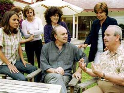 Amancio Prada, en el centro, y Alfredo Arrebola, a la derecha, rodeados de alumnos del curso de flamenco.