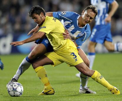 Oriol pugna con Johansson en el partido de ida entre el Odense y el Villarreal.