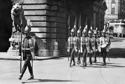 Cambio de la guardia real en Budapest (1935).