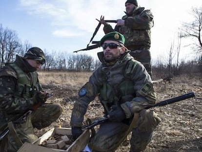 Miembros de un batall&oacute;n checheno se arman para combatir con milicianos prorrusos, en febrero en Lysychansk, Ucrania.