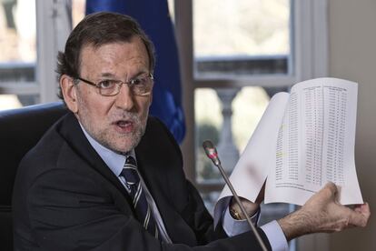 Mariano Rajoy muestra los datos del desempleo el pasado 3 de diciembre, el día que se conoció el primer descenso del paro en el mes de noviembre desde 1989.