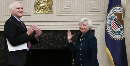 Daniel Tarullo da la bienvenida a Janet Yellen como presidenta de la Fed en 2014. Con la marcha de Tarullo, el Consejo tiene tres de sus siete plazas vacantes.