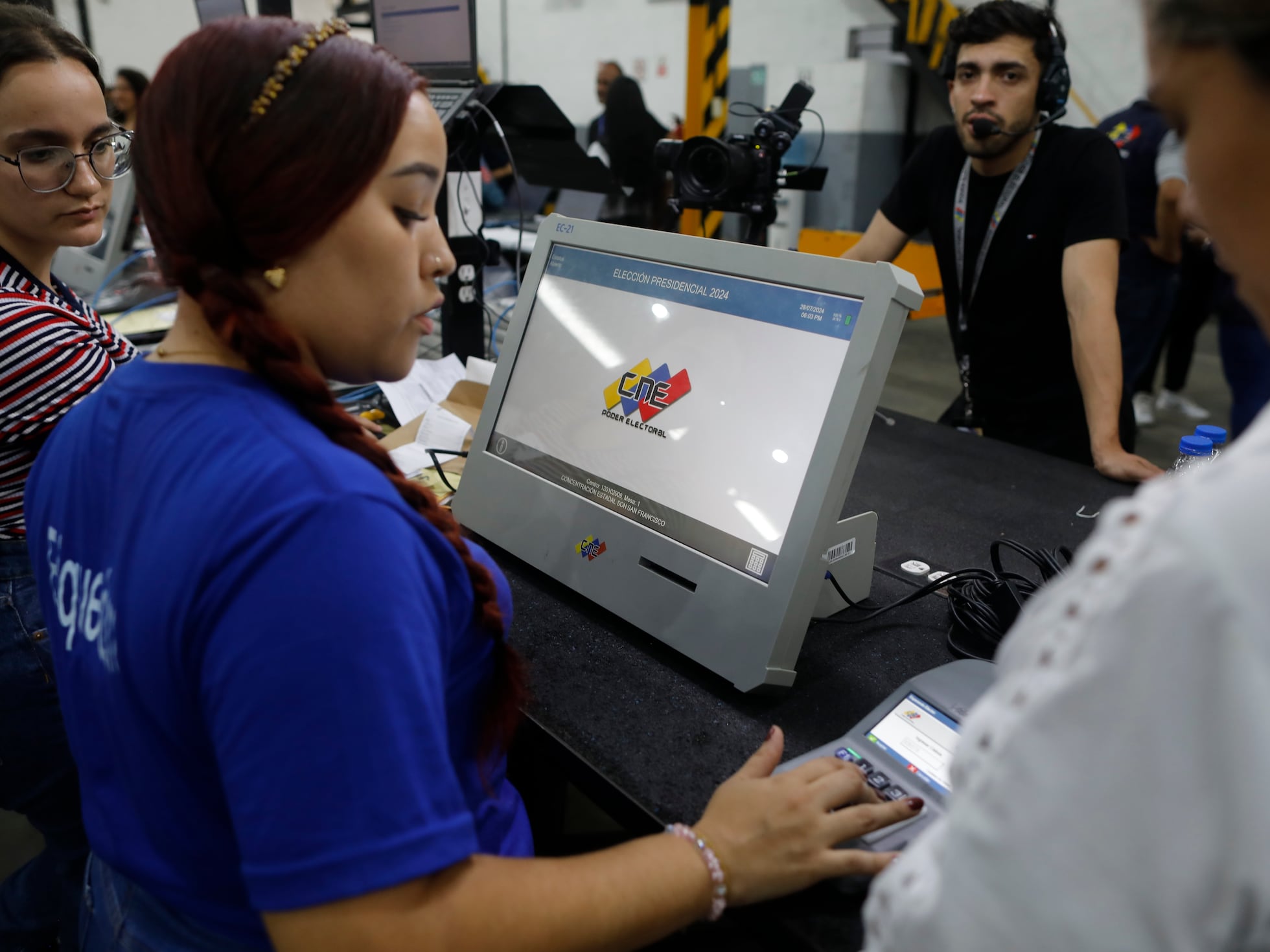 Difícil de manipular, aunque rodeado de artimañas electorales: así funciona el sistema de voto en Venezuela | EL PAÍS América