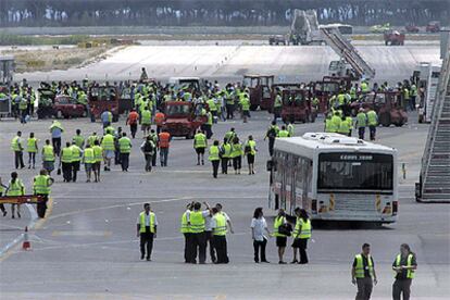 Los trabajadores de tierra de Iberia paralizaron el aeropuerto al invadir las pistas de El Prat ayer en Barcelona.