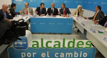 Javier Arenas en la reuni&oacute;n mantenida con los alcaldes de su partido, el pasado octubre.