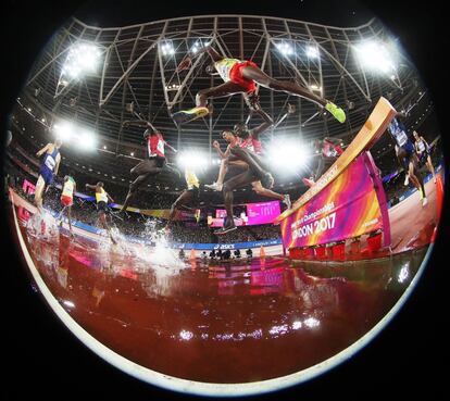 Varios atletas compiten en la final de los 3.000 metros obstáculos durante los mundiales de atletismo de Londres (Inglaterra).