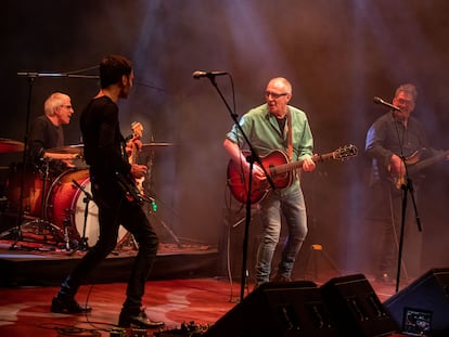 El músico Quimi Portet junto a su banda, Jordi Busquets (guitarra), Antonio Fidel (bajo) y Ángel Celada (batería), en L'Auditori.