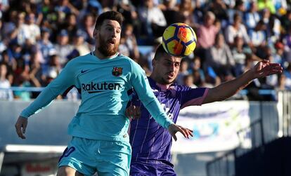 Messi, pugna con un jugador del Leganés.