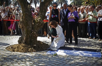 Pilar del Río, viuda del escritor portugués José Saramago, deposita las cenizas del Premio Nobel de Literatura al pie de un olivo de su tierra natal, junto a la sede de su Fundación en Lisboa.