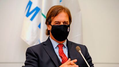 O presidente Luis Lacalle Pou usa máscara durante encontro no seu gabinete.