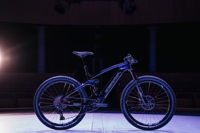 Mako Hybrid SL es una de las apuestas más prémium del mercado en movilidad la eléctrica, creada por la firma española Berria Bike. El lanzamiento de esta nueva E-bike marca la llegada de un nuevo buque insignia para la compañía, con sede en Villarrobledo (Albacete) y fundada en 2011 por el exciclista profesional David Vitoria y por su hermano, José Vitoria. La exclusividad de esta bicicleta eléctrica se refleja en su salida al mercado, con una edición limitada de 299 unidades para 2022. Precio: entre 5.699 y 10.000 euros.