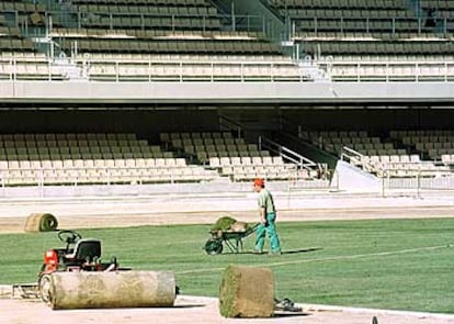 Un trabajador, en el estadio municipal de Chapín  ayer a mediodia.