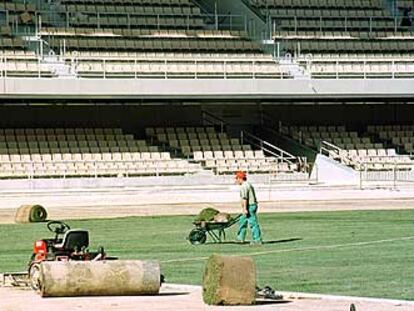 Un trabajador, en el estadio municipal de Chapín ayer a mediodia.