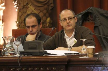 El alcalde de San Sebastián, Juan Karlos Izagirre, durante la celebración del pleno en el que ha lucido una pegatina a favor de los presos.