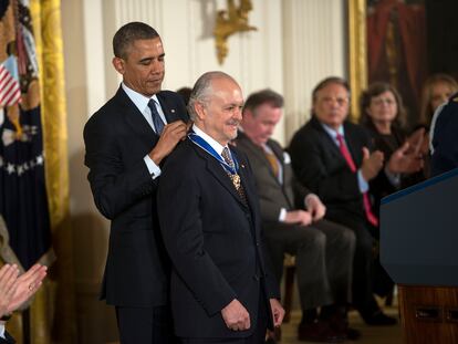 El premio Nobel de Química Mario Molina recibe la medalla presidencial de la Libertad de Estados Unidos de manos de Barack Obama, en 2013.