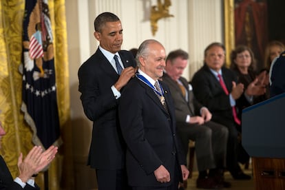 El premio Nobel de Química Mario Molina recibe la medalla presidencial de la Libertad de Estados Unidos de manos de Barack Obama, en 2013.