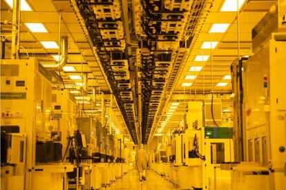 Empleado en una sala limpia de GlobalFoundries en Malta, Nueva York