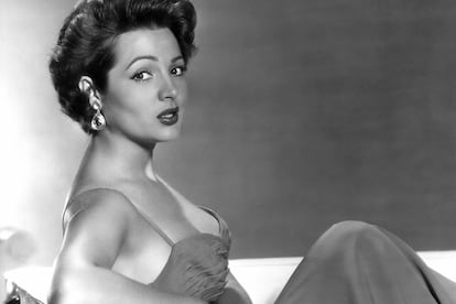 En 1956 Sara se ha convertido en la estrella hispana de Hollywood. Interpretaciones como la que hizo en Piel de Canela o Crcel de mujeres le vali el ttulo de ser la nueva Gilda de los estudios.