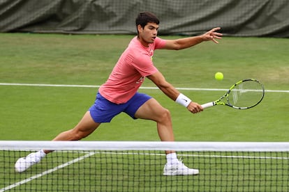 Alcaraz pelotea durante el entrenamiento de este viernes en Wimbledon.