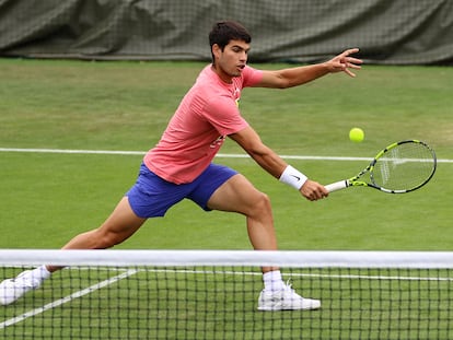 Alcaraz pelotea durante el entrenamiento de este viernes en Wimbledon.