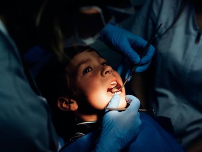 Un dentista examina a un niño en Madrid.