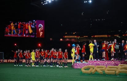 La Selección Española recogiendo las medallas y la Copa del Mundo, este domingo 20 de agosto de 2023. 