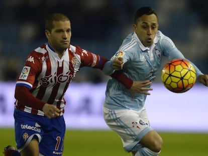 Lora y Orellana disputan un balón.