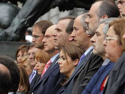 Varios diputados, durante los cinco minutos de silencio.