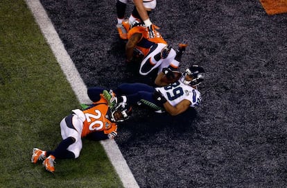 Doug Baldwin, de Seattle, anota un touchdown