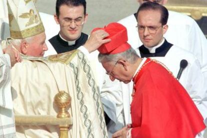 Juan Pablo II impone el birrete de cardenal al colombiano Darío Castrillón, el 21 febrero de 1998.