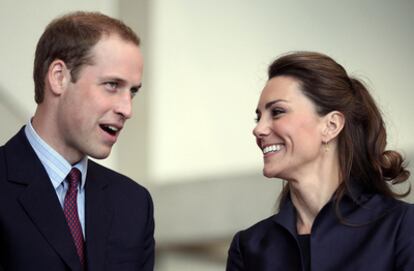 El príncipe Guillermo de Inglaterra y su prometida, Kate Middleton, visitan Darwen, en Inglaterra, a apenas dos semanas de su enlace.