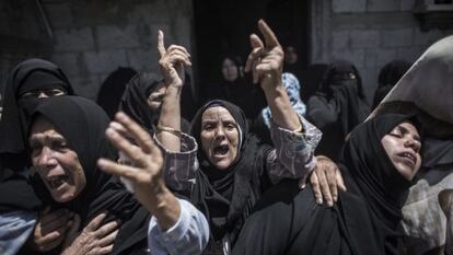 Mulheres palestinas no enterro de uma família morta em um bombardeio.