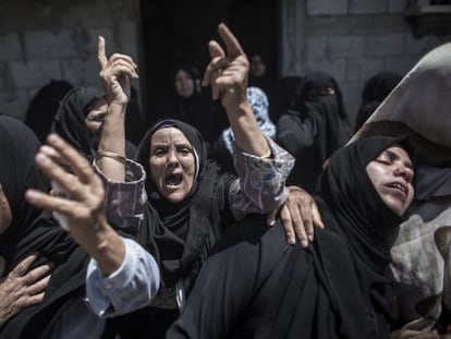 Mujeres palestinas ayer en el entierro de una familia fallecida en un bombardeo israelí. / Oliver Weiken (Efe)