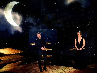 Antonio Banderas y María Casado, al término de la gala de la 35 edición de los Premios Goya.