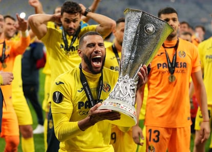 Etienne Capoue, del Villarreal, suejta el trofeo de la Copa de Europa.