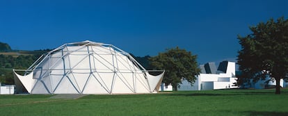La mítica Dinamixation, de Bukminster Fuller, reconstruida en el Campus Vitra de Weil am Rheim.