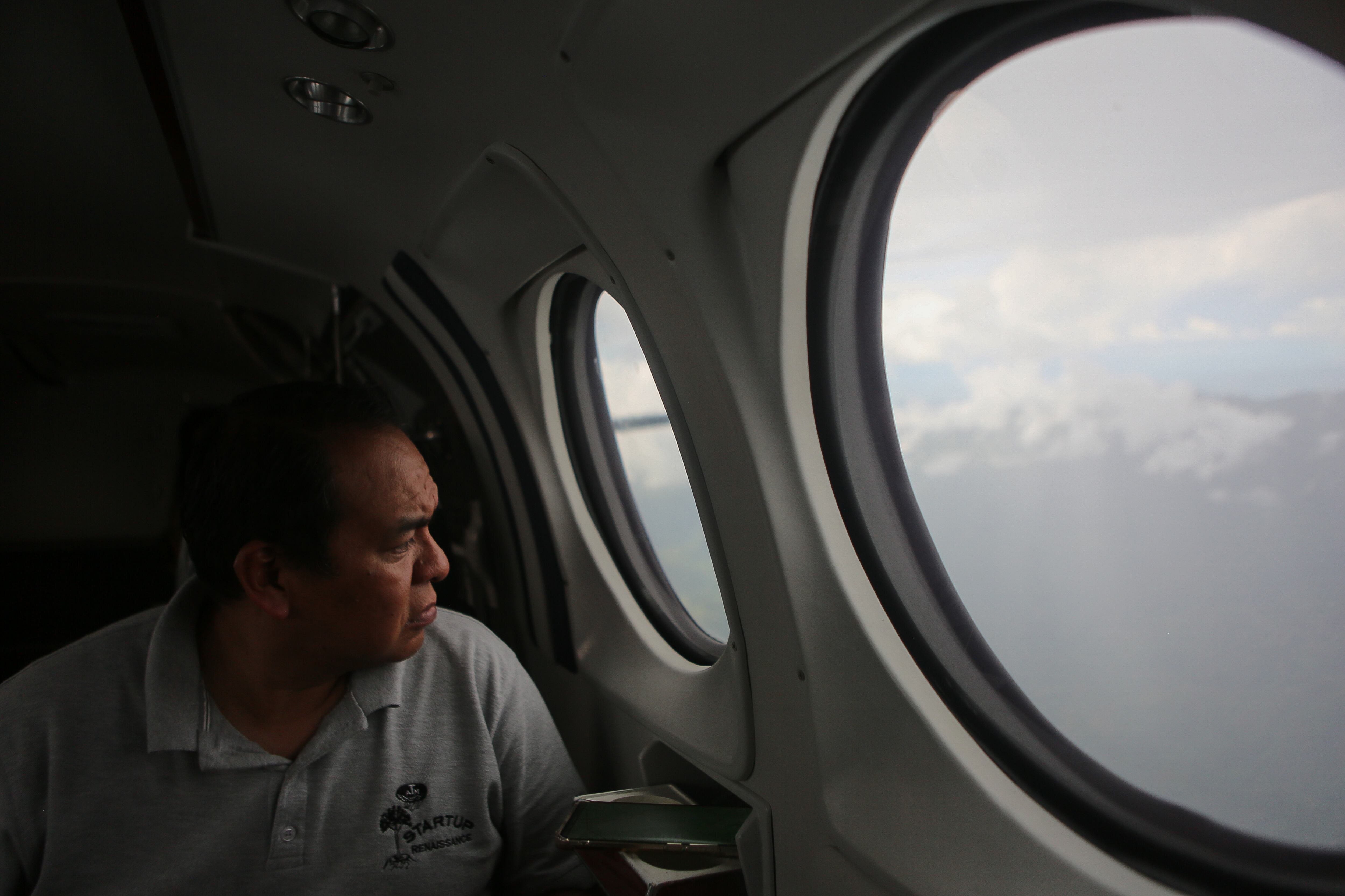 Juan Carlos Díaz, operador técnico del programa de estimulación de nubes, en un sobrevuelo en Honduras, el 8 de octubre.