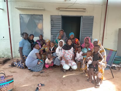 Aminata Soucko en uno de sus últimos viajes a Malí realizando un taller de sensibilización a otras mujeres de su familia y vecinas de su pueblo.