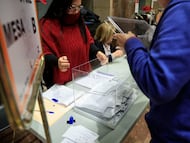 Apertura de urnas en el Ayuntamiento de Zaragoza tras el cierre de los colegios electorales.