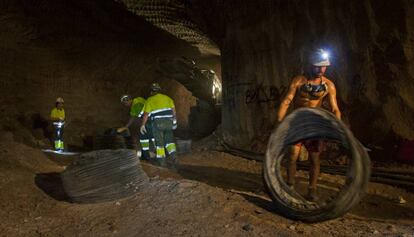 Un grupo de trabajadores en la mina de potasa de Iberpotash.